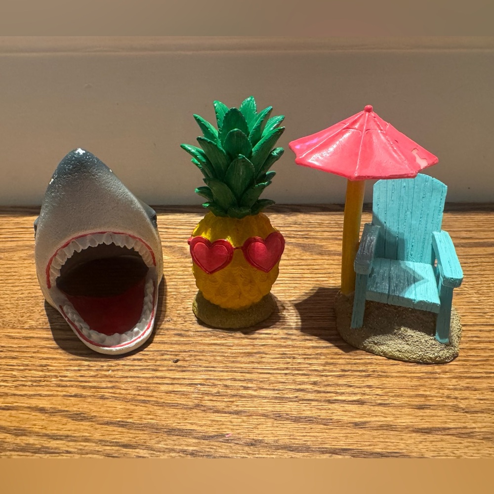 Set of aquarium figurines